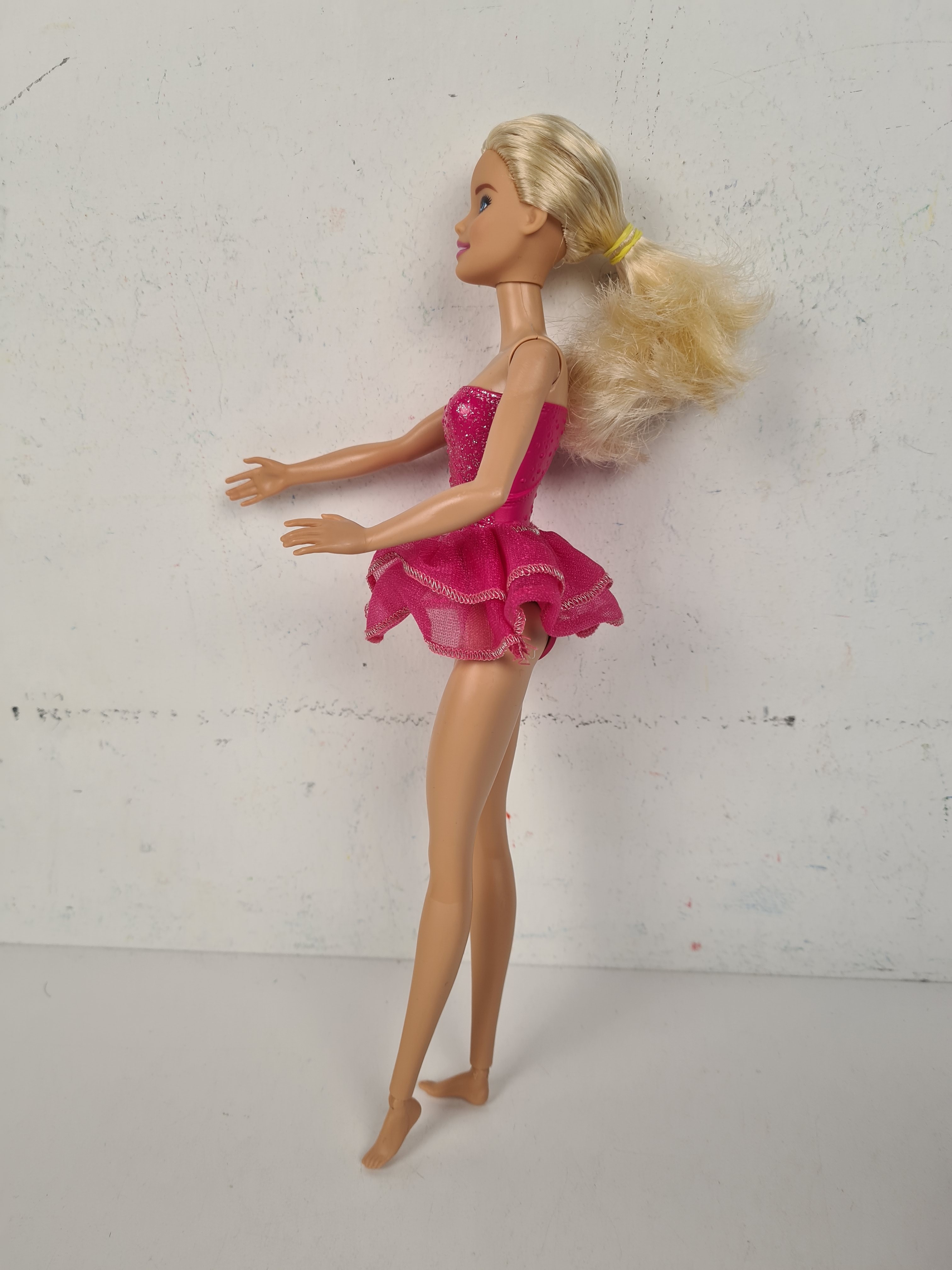 Voir photo 2 de Poupée - Barbie patineuse artistique - Mattel 2013 - 30 cm Poupée - Barbie patineuse artistique - Mattel 2013 - 30 cm Bon état - Vue 2 -